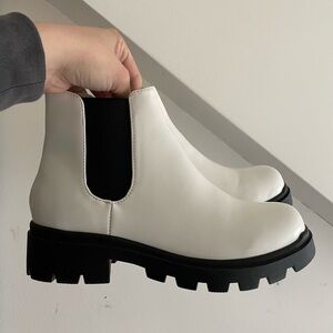 Steve Madden White Chelsea Boot Size 4